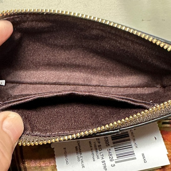 NWT Coach wristlet. - Picture 4 of 7